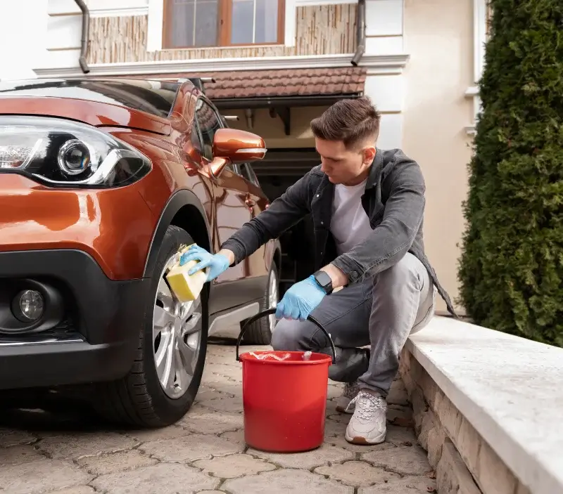 Lavage auto à domicile Sarcey : professionnel intervenant sur un véhicule